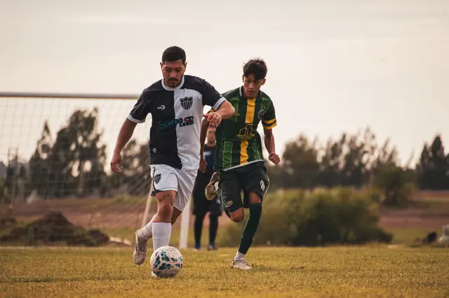 Disputa intensa por la pelota con luz de atardecer