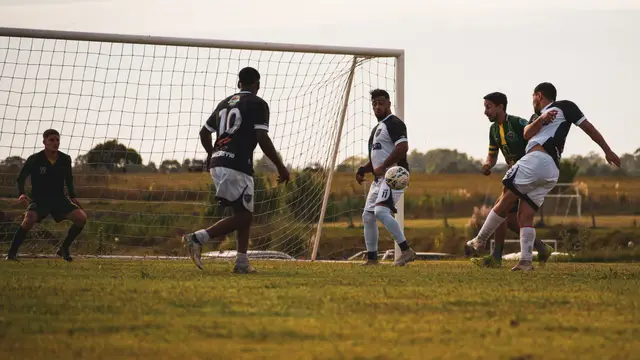 Acción en el área con múltiples jugadores