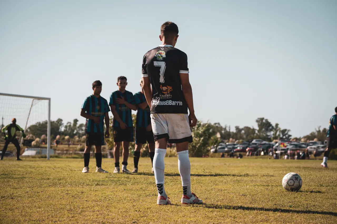 Jugador número 7 de espaldas esperando junto a la pelota