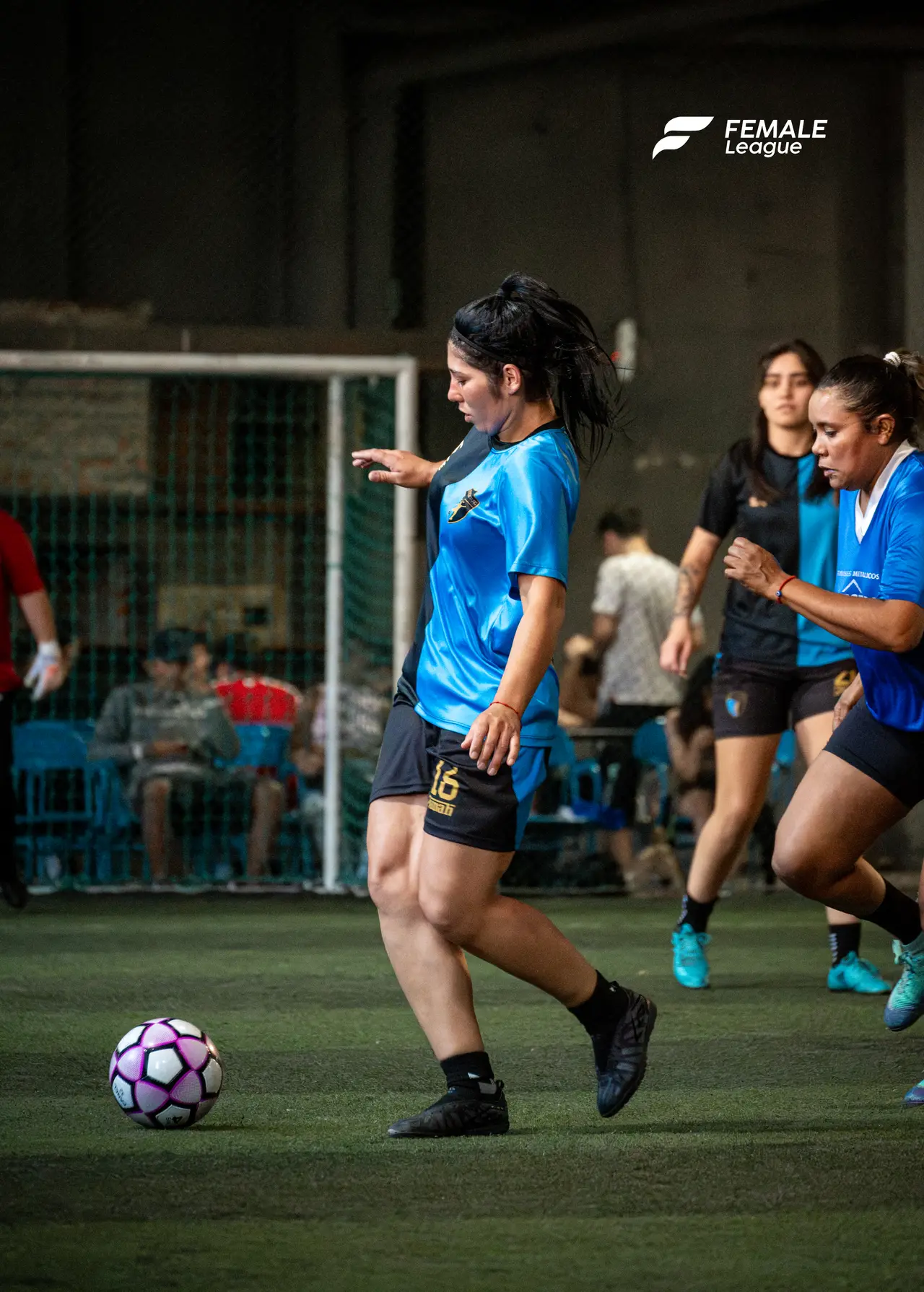 Jugadora número 16 avanzando con la pelota junto a compañeras de equipo