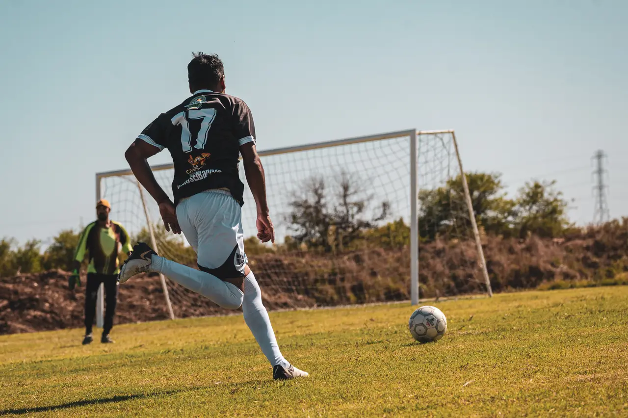 Jugador número 17 corriendo hacia el arco a punto de rematar