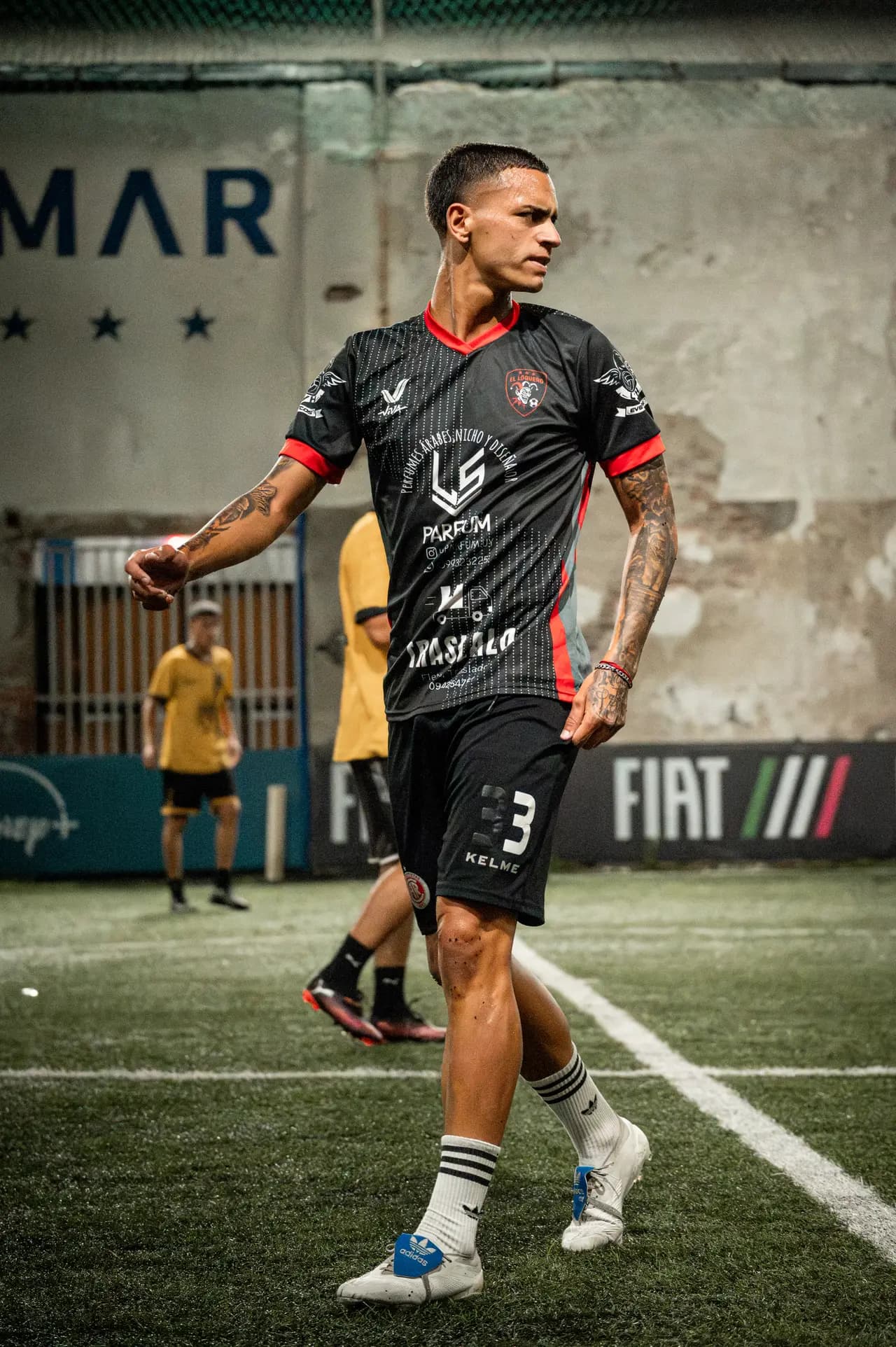Jugador número 3 de camiseta negra caminando por la cancha