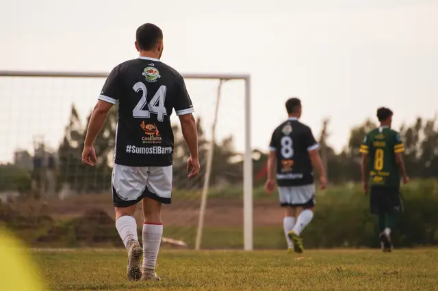 Jugador número 24 caminando en el campo con profundidad de campo