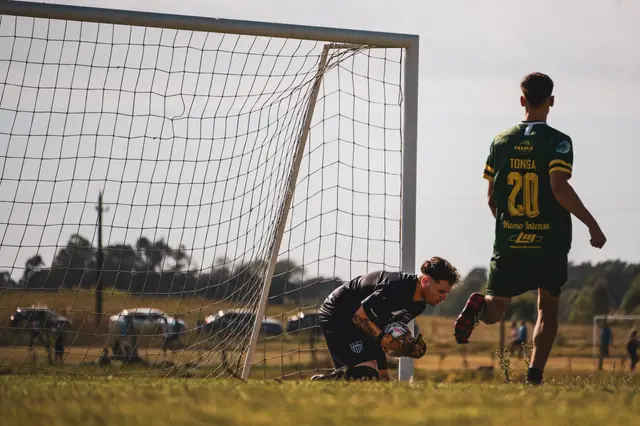 Arquero atajando junto al palo