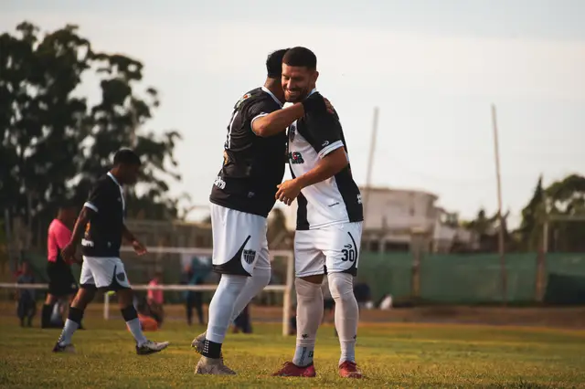Compañeros celebrando un gol abrazados