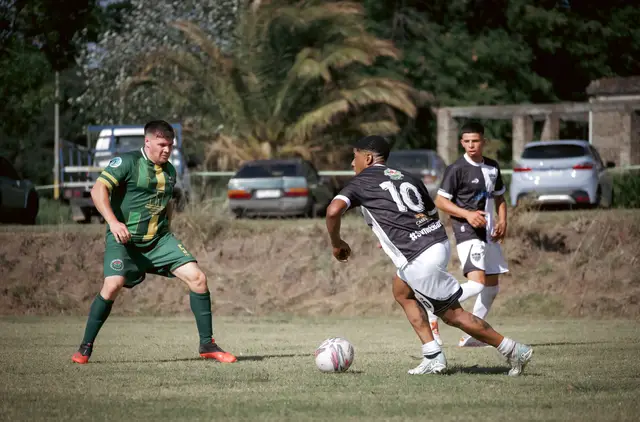 Jugadores celebrando un gol con abrazo y salto